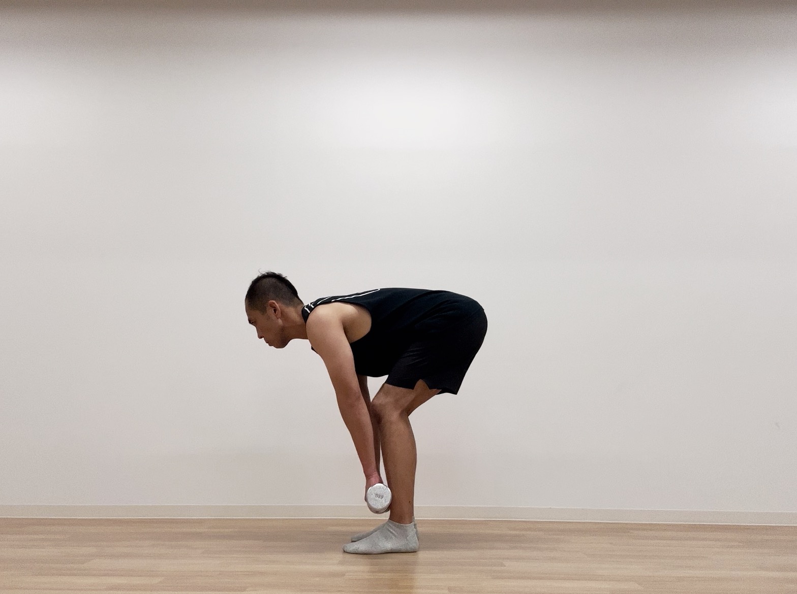 背中・お尻・もも裏を一気に鍛えるダンベルデッドリフトの正しいフォーム・やり方